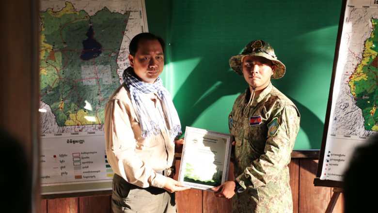 មន្ត្រី​ឧទ្យានុរក្ស​ ៦ ​រូប​ទទួលបាន​បណ្ណ​សរសើរ​ពី​ក្រសួងបរិស្ថាន​ និង​អង្គការ WWF