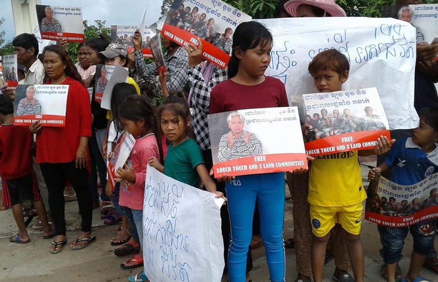 ពលរដ្ឋមានជម្លោះដីធ្លីប្រមាណ៤០០នាក់ តវ៉ាមុខតុលាការខេត្តព្រះសីហនុទាមទារដោះលែងតំណាងខ្លួន​