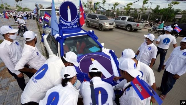 អាជ្ញាធរ​កម្ពុជា​ចាប់ខ្លួន​សមាជិក​ពីរនាក់​របស់​គណបក្ស​ភ្លើងទៀន​ពី​បទ​ញុះញង់​ឱ្យ​បំផ្លាញ​សន្លឹក​ឆ្នោត 