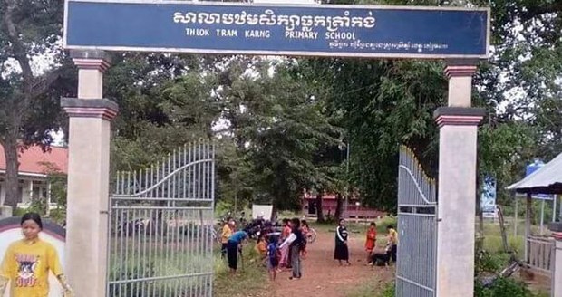 អ្នកភូមិ​ធ្លកត្រាំកង់​ខេត្ត​សៀមរាប​ភាគច្រើន​បង្ខំចិត្ត​ឱ្យ​កូន​ឈប់​រៀន​ដោយសារ​ជីវភាព​ខ្វះខាត​និង​បញ្ហា​បំណុល