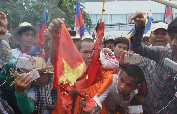 រដ្ឋា​​​ភិបាល​ប្រទេស​វៀតណាម​ទទូច​ឲ្យរដ្ឋាភិបាលកម្ពុជាចាត់វិធានការ​ ចំពោះ​បាតុករ​ខ្មែ​រក្រោម​​ ករណី​ដុត​​ទង់​​ជាតិវៀតណាម​