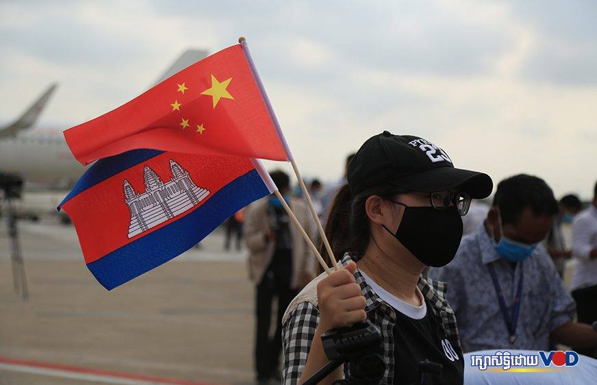 រដ្ឋាភិបាលបានសម្រេច​បន្ធូរបន្ថយ​អត្រាពន្ធគយលើ​មុខទំនិញ​នាំចូល​មួយចំនួន ក្នុង​នោះ​មុខទំនិញ​ខ្លះត្រូវ​បាន​បន្ថយ​រហូតដល់​សូន្យ​ភាគរយ ខណៈ​ដែល​កម្ពុជា​រំពឹងលើ​កិច្ច​ព្រមព្រៀង​ពាណិជ្ជកម្ម​សេរី​កម្ពុជា-ចិនដែលជិត​ចូលជាធរមាន​នៅដើម​ឆ្នាំ២០២១។ ប្រភព VOD ៖ http://bit