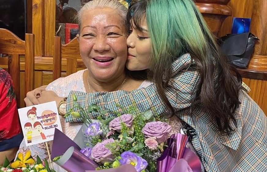 ម្តាយ​តារា​ចម្រៀង​ វី​ ឌីណែត​ ស្លាប់​ដោយ​សារ​ជំងឺ​កូវីដ-១៩