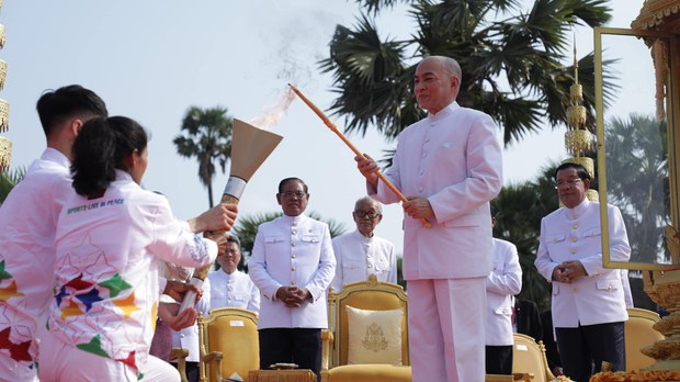 ព្រះមហាក្សត្រ​ប្រទាន​ភ្លើង​ជ័យ​កីឡា សម្រាប់​ការ​ប្រកួត​កីឡា​ស៊ីហ្គេម​លើក​ទី៣២