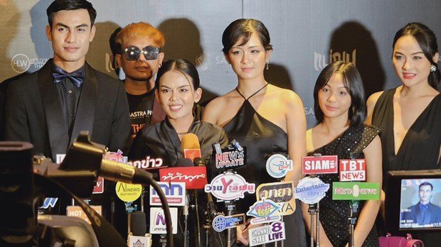 អ្នកគាំទ្រ​ភាពយន្ត​ខ្មែរ និង​ថៃ​ទាស់ទែង​គ្នា ខណៈ​មេដឹកនាំ​ប្រទេស​ទាំងពីរ​កំពុង​ល្អូកល្អិន