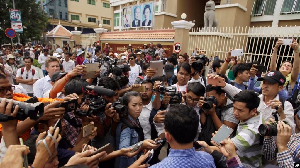 អ្នកជំនាញ​បារម្ភ​អំពី​ផល​ប៉ះពាល់​នៃ​ការតែងតាំង​អ្នកសារព័ត៌មាន​ធ្វើជា​ទីប្រឹក្សា 