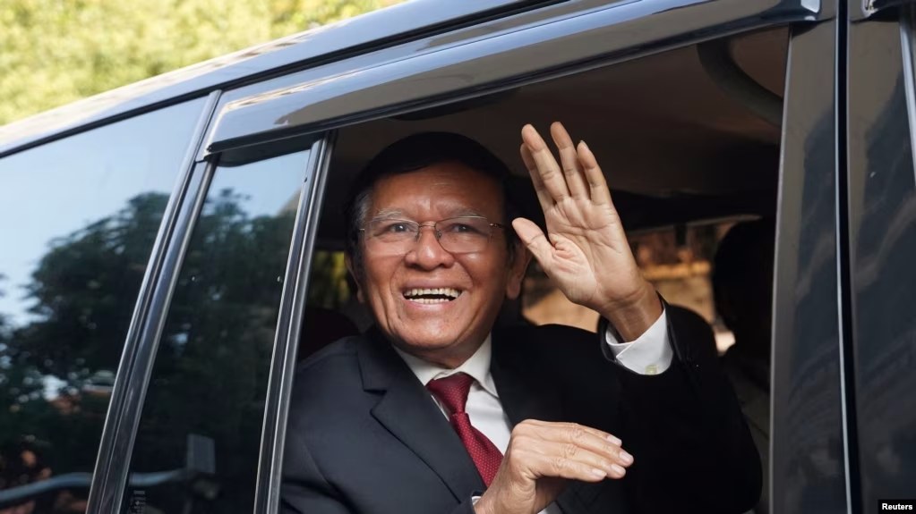  មេធាវីការពារក្តីលោក កឹម សុខា ជំរុញឱ្យសាលាឧទ្ធរណ៍ពន្លឿនសវនាការប្តឹងទាស់របស់កូនក្តី ១០ សីហា ២០២៣      ស៊ឹម ចាន់សំណាង  រូបឯកសារ៖ លោក កឹម សុខា អតីតមេដឹកនាំគណបក្សសង្គ្រោះជាតិ លើកដៃស្វាគមន៍ក្រុមអ្នកសារព័ត៌មាន ខណៈលោកចាកចេញពីគេហដ្ឋានរបស់លោក មុនសេចក្តីប្រកាសសាលក្