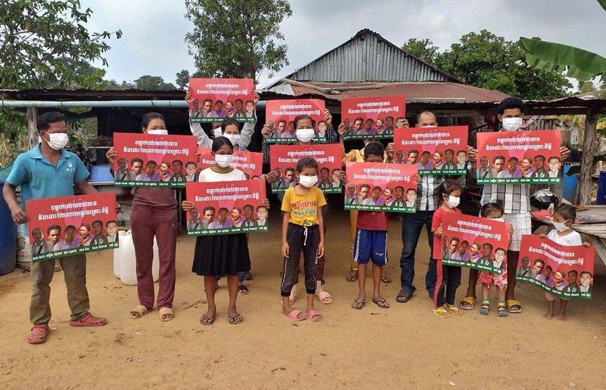 អ្នក​ភូមិ​​មាន​​ជម្លោះ​ដី​ធ្លី​​ធ្វើ​​យុទ្ធនា​ការ​​ឱ្យ​​តុលាការ​​ទម្លាក់​​ចោល​​បទ​​ចោទ​​និង​​ដោះ​លែង​​តំណាង​​ខ្លួន