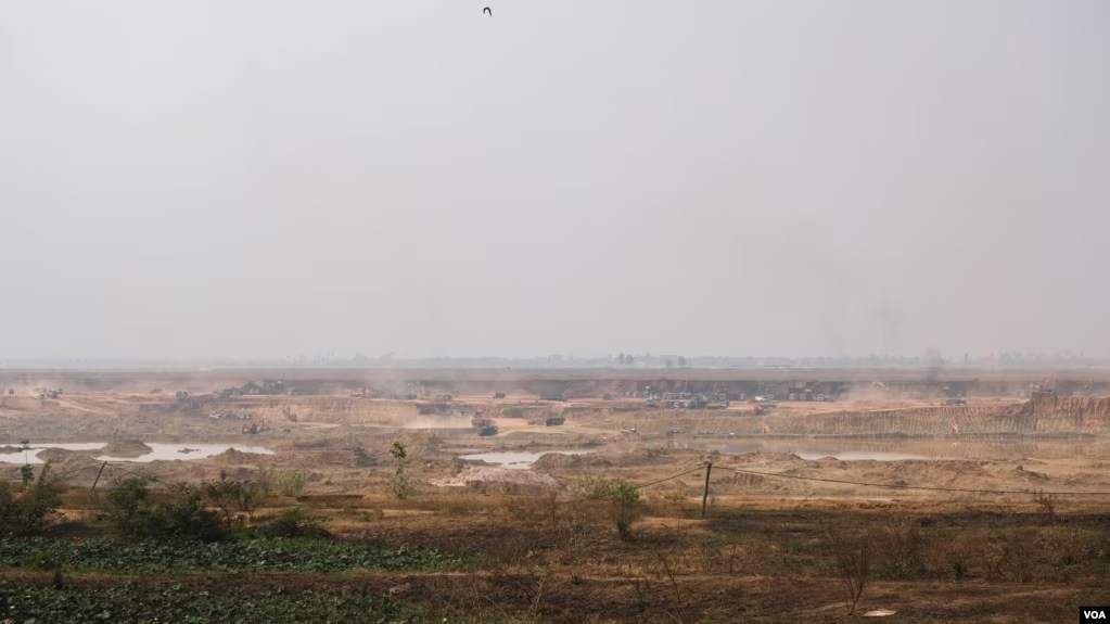 អ្នក​ធ្វើ​ការ​ផ្នែក​បរិស្ថាន​បារម្ភ​អំពី​ការ​កាត់​ដី​បឹង​តាមោក​អស់​ប្រមាណ​៧០% 