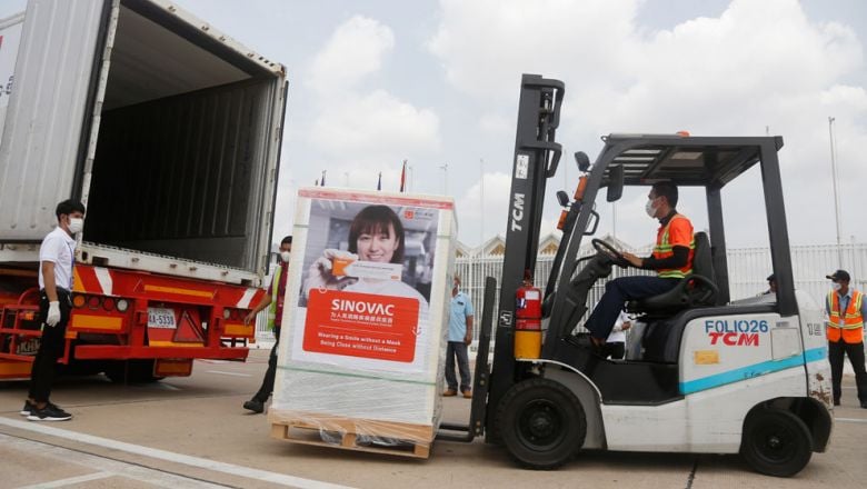 វ៉ាក់សាំង​ការពារ​វីរុស​កូវីដ​ ១៩ ស៊ីណូវ៉ាក់​ ៥០ ម៉ឺនដូស​ទៀត​ នឹង​ដឹក​​មក​ដល់​ថ្ងៃ​ស្អែក​ ខណៈ​មក​ទល់​ពេល​នេះ​កម្ពុជា​ចាក់​វ៉ាក់សាំង​បាន​ជាង​ ១ លាន​ ៧ សែន​នាក់​ 