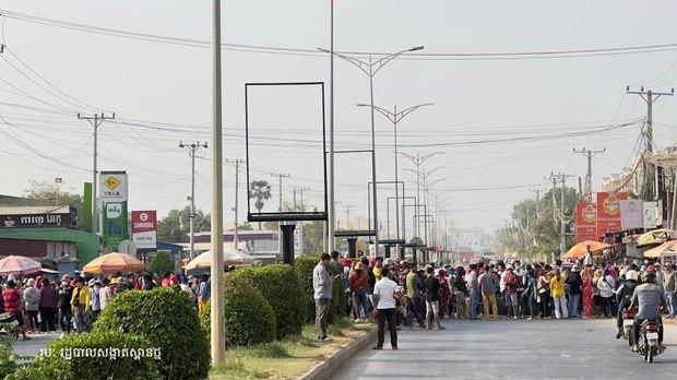 កម្មករ​រោងចក្រ វ៉ាយ អេន ដាប់បែលយូរ (Y&W) ប្រមាណ ៥០០នាក់ ធ្វើ​កូដកម្ម​បិទ​ផ្លូវ​ទាមទារ​ដំណោះស្រាយ​វិវាទ​ការងារ