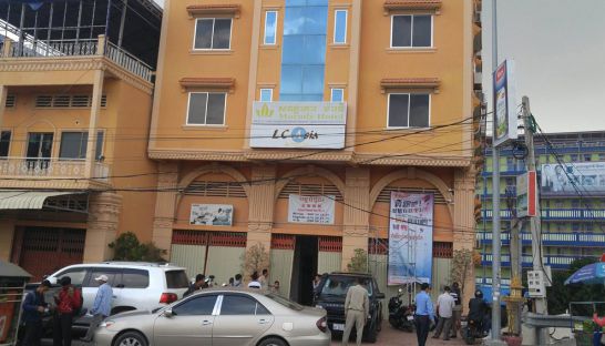 មក​ដល់​ពេល​នេះ ​អ​តី​ត​បុគ្គ​លិក​វិ​ទ្យុ​អា​ស៊ី​​សេ​រី​ពីរ​នាក់​កំ​ពុង​ស្ថិត​នៅ​ក្រោម​ការ​ស៊ើប​អង្កេត​ និង​សាក​សួរ​ដោយ​មន្ត្រី​នគរ​បាល​និង​ព្រះ​រាជ​អា​ជ្ញា​ នៅ​ក្នុង​ផ្ទះ​សំ​ណាក់​ ម៉ារ​ឌី