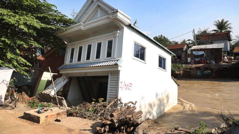 ប្រជា​ពលរដ្ឋ​នៅភូមិ​ព្រែ​កថី ប្រមាណ ​១០០​ គ្រួសារ បាន​នាំគ្នាចាក​ចេញពី​ផ្ទះ​នៅតាម​មាត់​ព្រែក ​បន្ទាប់​ពីផ្ទះ​អ្នក​ភូមិ​មួយ​ចំនួនបាន​បាក់ធ្លាក់​ចូល​ទៅក្នុង​ព្រែក 