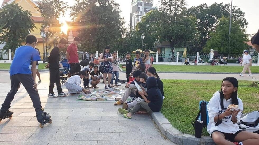 អាជ្ញាធរ​រារាំង​ក្រុម​យុវជន​មិន​ឲ្យ​ដាក់​សៀវភៅ​សម្រាប់​អាន​នៅលើទី​សាធារណៈ