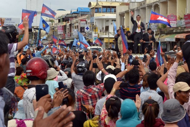 នាយករដ្ឋមន្ត្រី ព្រមាន​វាយខ្នោះ​អ្នកប្រមូល​មនុស្ស​ចាំ​ទទួល​លោក សម រង្ស៊ី​