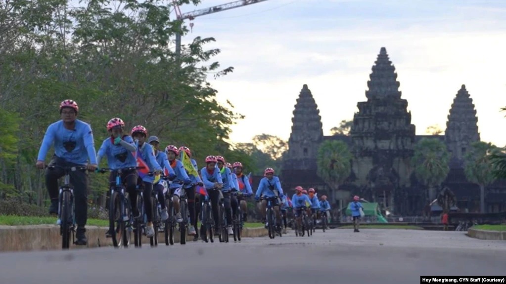 យុវ​ជន​ធ្វើ​យុទ្ធនាការ​ជិះ​កង់​ពី​ខេត្ត​សៀមរាប​មក​ភ្នំពេញ ដើម្បី​ជំរុញ​រដ្ឋាភិ​បាល​គោរព​សិទ្ធិ​មនុស្ស