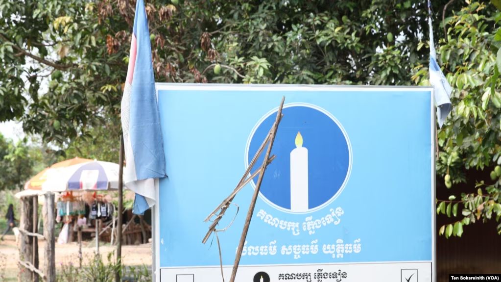 ក្រុម​គ្រួសារ​ស្នើ​សម្រាល​ទោស​សកម្មជន​ដែល​ត្រូវ​ចោទ​ប្រកាន់«ពាក់អាវ​យោធា​ខុស​ច្បាប់» 