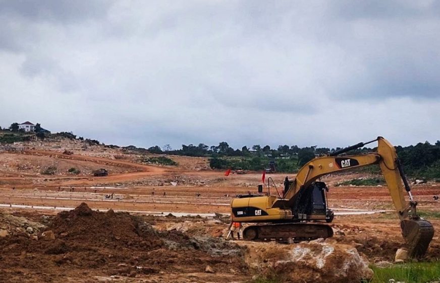 ដី​បឹងតាមោក​ប្រមាណ​១៦​ហិកតា​ត្រូវ​បាន​ផ្ទេរ​ឱ្យ​បុគ្គល​២រូប ខណៈ​ដី​នៅ​ខេត្តព្រះសីហនុ​៦៩​ហិកតា​ផ្ទេរ​ឱ្យ​ក្រុមហ៊ុន​មួយ​ជា​ថ្នូរ​នឹង​ការ​សង់​អគារ​និង​ផ្លូវ