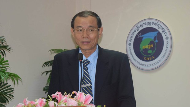 ប្រធាន​សមាគម​គ្រឹះស្ថាន​ឧត្តមសិក្សា​កម្ពុជា​រងការ​ចោទ​ប្រកាន់​​ថា ​​រ៉ៃអង្គាស​ប្រាក់​ពី​សាលាឯកជន​សម្រាប់​ការចាក់​វ៉ាក់សាំង