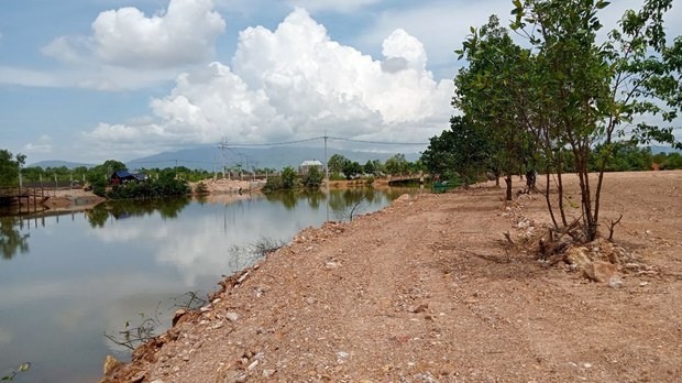 អាជ្ញាធរ​ខេត្ត​កំពត​នៅតែ​គ្មាន​វិធានការ​លើ​អ្នក​ ដែល​សង់​សំណង់​រឹង​រំលោភ​យក​ច្រាំង​ព្រែក​កំពត