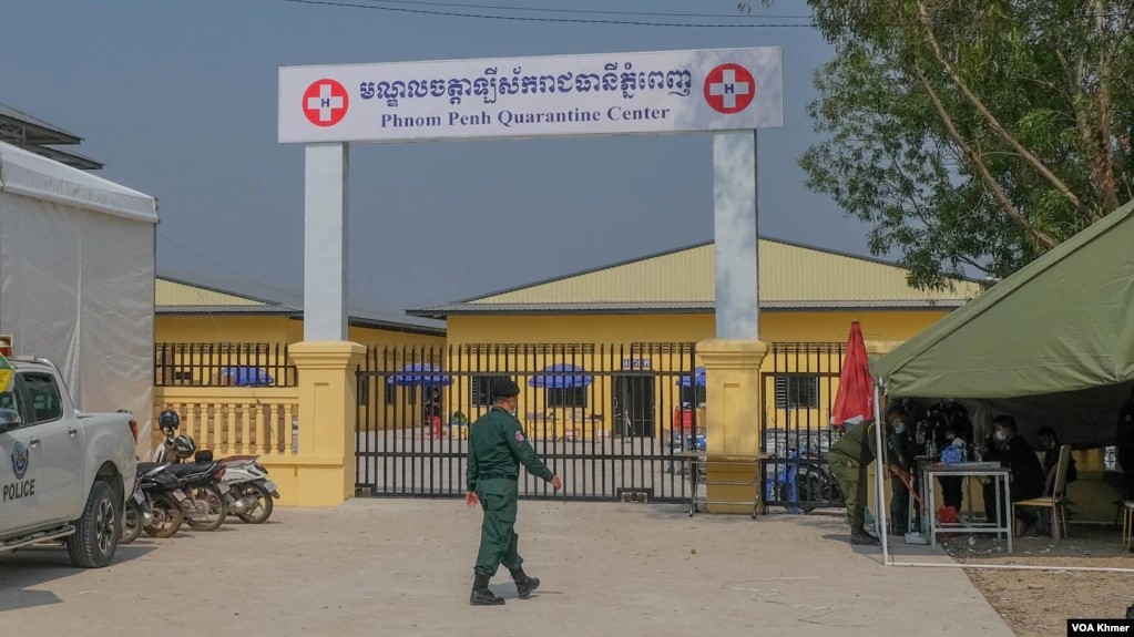 ខណៈ​មាន​ករណី​ឆ្លង​ច្រើន​ក្នុង​ចំណោម​ជន​ជាតិ​ចិន​ក្នុង​ប្រទេស​កម្ពុជា រដ្ឋាភិបាល​ប្រទេស​ចិនតាម​រយៈ​ស្ថាន​ទូត​ចិន​នៅ​កម្ពុជា បាន​សម្រុក​ផ្តល់​ជំនួយ​ផ្សេងៗ​ដល់​កម្ពុជា ដើម្បី​ទប់​ស្កាត់​ជំងឺ​កូវីដ​១៩។ ចំណែក​រដ្ឋាភិបាល​កម្ពុជា​ក៏​បាន​អំពាវ​នាវ​ជា​បន្ត​បន្ទាប់