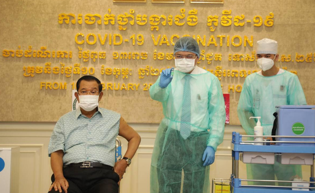 មន្ត្រី​រាជការ​មួយ​ចំនួន​រិះគន់ លោក ហ៊ុន សែន ចំពោះ​សារ​បង្ខិតបង្ខំ​ឱ្យ​ចាក់​វ៉ាក់សាំង​ចិន