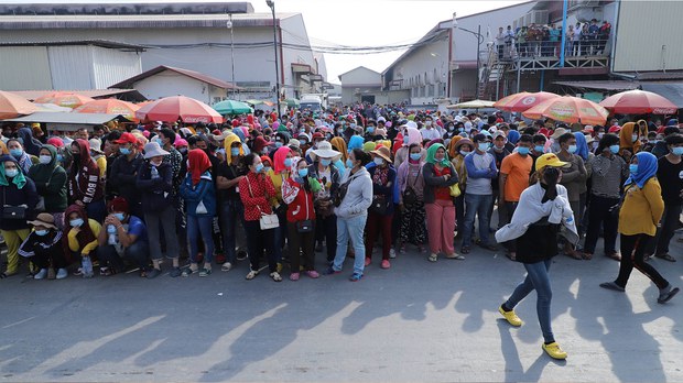 កម្មករ​កាត់ដេរ​ជាង ៥ពាន់​នាក់​នៅ​ខណ្ឌ​ដង្កោ រាជ​ធានី​ភ្នំពេញ បន្ត​ទាមទារ​បើក​ប្រាក់ ៥% ពី​ថៅកែ