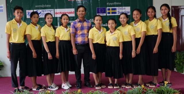 សិស្ស​ក្រីក្រ​នៅ​ខេត្តកំពត ជិត​៧០០​នាក់ បានទទួល​ការ​បំ​ប៉ន និង​ផ្គត់ផ្គង់​សិក្សា​ពី​អង្គការ 