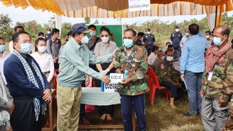 លោក គន់ គីម ចែក​ដី​ដល់​អតីតយុទ្ធជន​ ១៤០ ​គ្រួសារ​ក្នុង​ខេត្ត​កំពង់ធំ