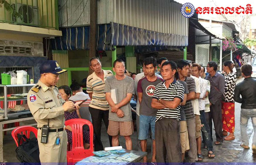 អាជ្ញាធរ​ផ្ដល់​ឯកសារ​ស្នាក់នៅ​ដល់​ជន​បរទេស​ជិត​៩​ម៉ឺន​នាក់ ​​ភាគ​ច្រើន​បំផុត​​ជា​ជន​ជាតិ​វៀតណាម