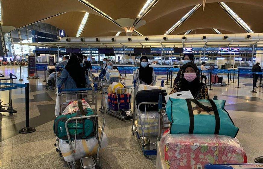 ទូត​​កម្ពុជា​​នៅ​​ម៉ាឡេស៊ី​ ជួយ​​ពលករ​​ខ្មែរ​​ខុស​ច្បាប់​​ជាង​២០​នាក់​​ឱ្យ​​វិល​ត្រឡប់​​មក​​កម្ពុជា