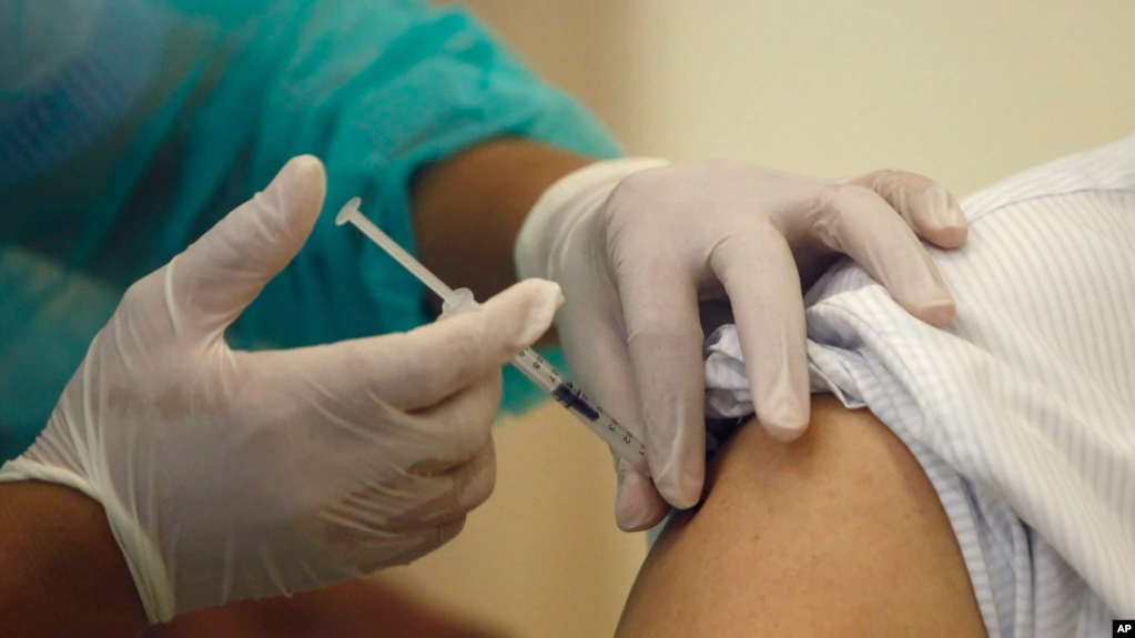 ក្រុម​មន្រ្តី​ព្រមានថា ​​​អ្នក​ចែក​រំលែក​ព័ត៌​មាន​«ក្លែង​ក្លាយ»​អំពី​ការ​ស្លាប់​ដោយ​ចាក់​វ៉ាក់​សាំង ត្រូវ​ជាប់​ពន្ធនាគារ