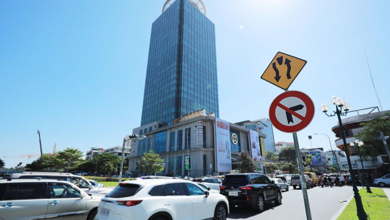 លោក ស៊ុន ចាន់ថុល ឱ្យ​មន្ត្រី​ចុះ​ពិនិត្យ​ផ្លូវ​ជាតិ ដើម្បី​ដាក់​ស្លាក​សញ្ញា​ចរាចរណ៍