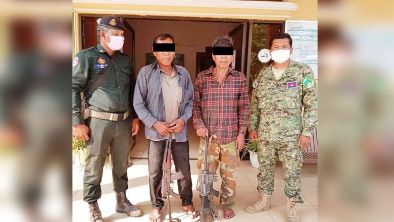 បុរស ២ នាក់ ​ស្ពាយ​កាំភ្លើង​ដើរ​បាញ់​សត្វ​ក្នុង​ព្រៃ ​ត្រូវ​តុលាការ​ចោទ​ពី​បទ​រក្សា​ទុក​អាវុធ​ជាតិ​ផ្ទុះ​ខុស​ច្បាប់