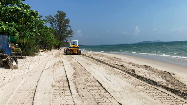 អាជ្ញាធរ​ចាក់​ខ្សាច់​ថ្មី​បំពេញ​ជង្ហុក​តាម​មាត់​ឆ្នេរ​ ដើម្បី​បង្កើន​សោភណភាព