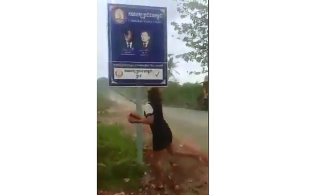 តុលាការ​កោះ​ហៅ​ស្ត្រី​ម្នាក់​ដែល​យក​ទ្រនាប់​ជើង​គប់​រូប​លោក ហ៊ុន សែន លើ​ស្លាក​គណបក្ស