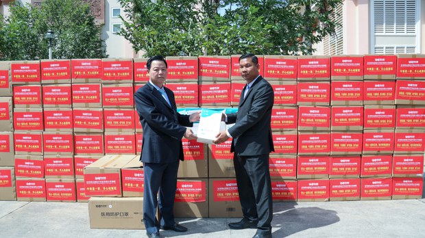 ប្រទេស​ចិន​ផ្ដល់​ម៉ាស​ជាង ១លាន ដល់​កម្ពុជា​ដើម្បី​ការ​ពារ​ជំងឺ​កូវីដ-១៩