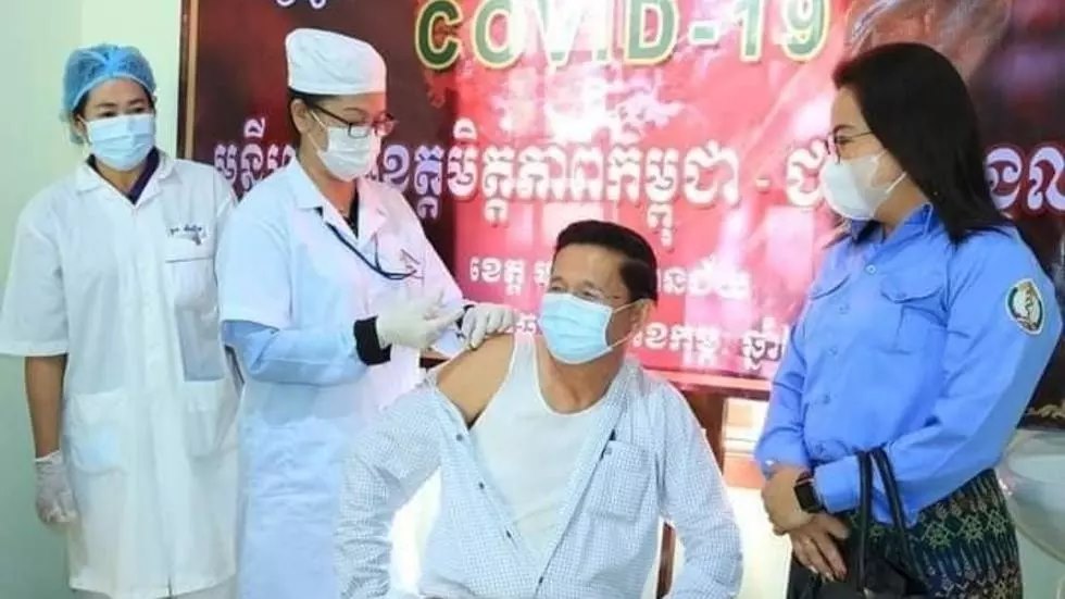 មន្ត្រីជួរមុខនៅតាមខេត្តជាប់ព្រំដែនជាមួយប្រទេសជិតខាងចាប់ផ្តើមទទួលវ៉ាក់សាំងកូវីដ១៩ហើយនៅថ្ងៃនេះ