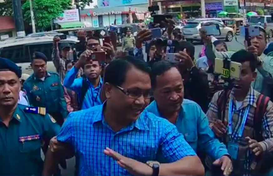 លោក​ ផែង​ វណ្ណៈ​ ត្រូវ​បាន​បញ្ជូន​ខ្លួន​ទៅ​តុលាការ​ ក្រោយ​រង​បណ្តឹង​ពី​មេធាវី​លោក​ ហ៊ុន​ សែន​