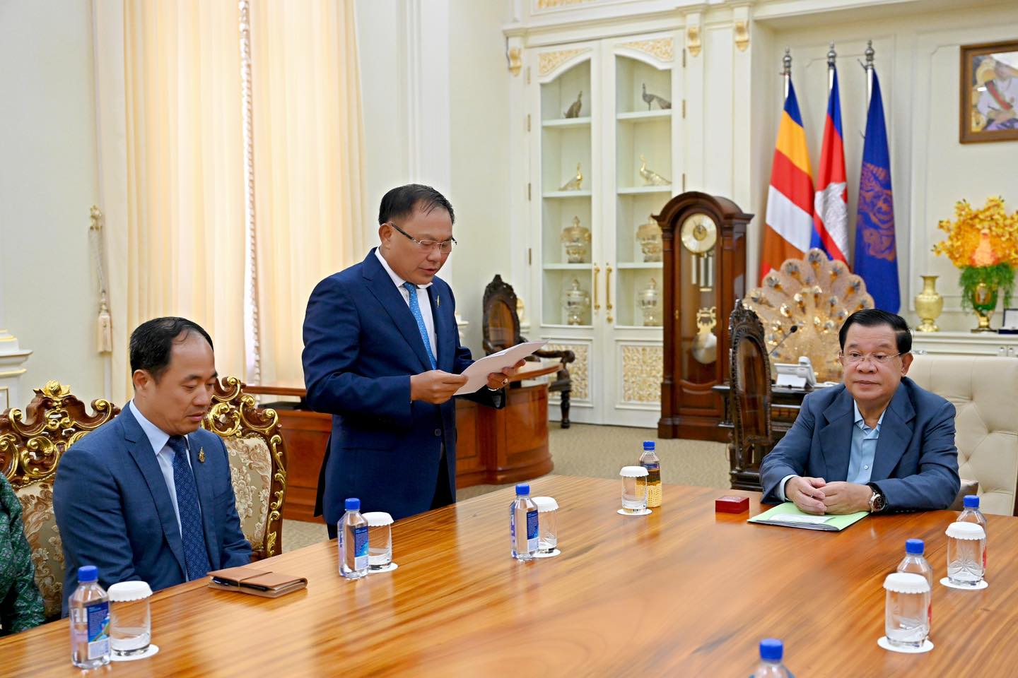 អ្នកណាខ្លះជា​លោកអ្នកឧកញ៉ា អ្នកឧកញ៉ា ឧកញ៉ា? សមាគមនឹងធ្វើបច្ចុប្បន្នភាព ហើយត្រៀមឯកសណ្ឋានផ្លូវការ