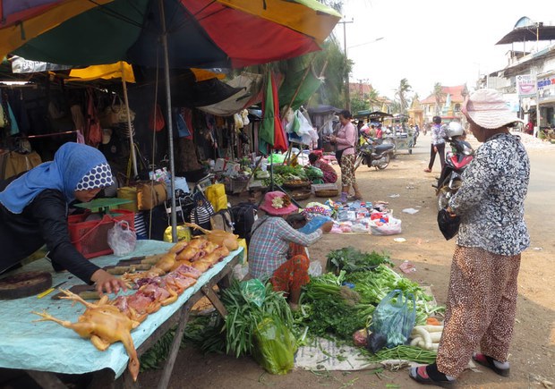  អាជីវករ​លក់ដូរ​មួយចំនួន​ត្អូញត្អែរ​ពី​ចំណូល​ធ្លាក់​ចុះ​ប៉ះពាល់​ដល់​ជីវភាព