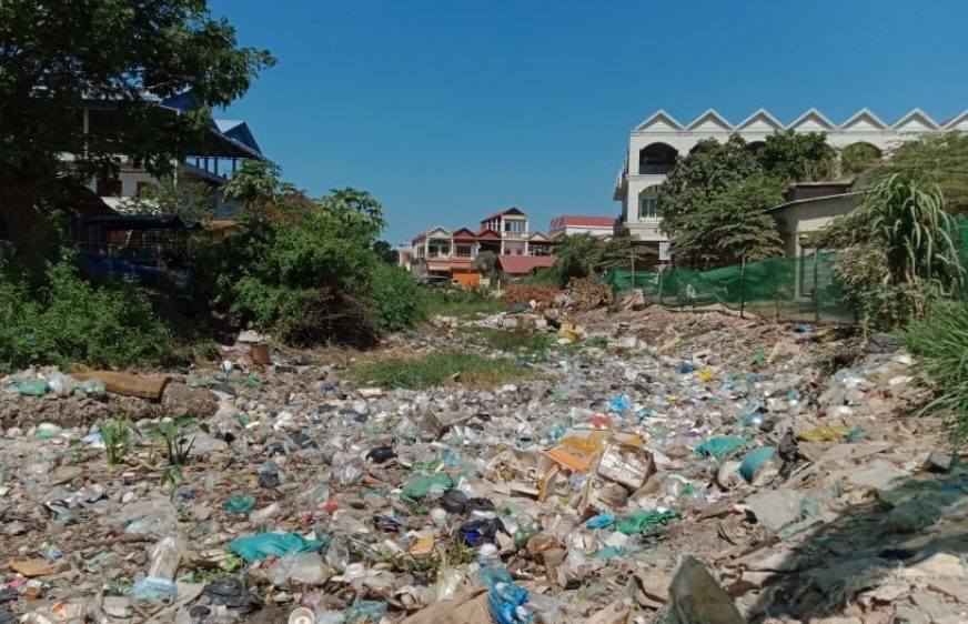 ប្រឡាយទឹកអូរបាក់ទូកស្ទើរពេញស្មើដីធម្មតាដោយសំរាម​