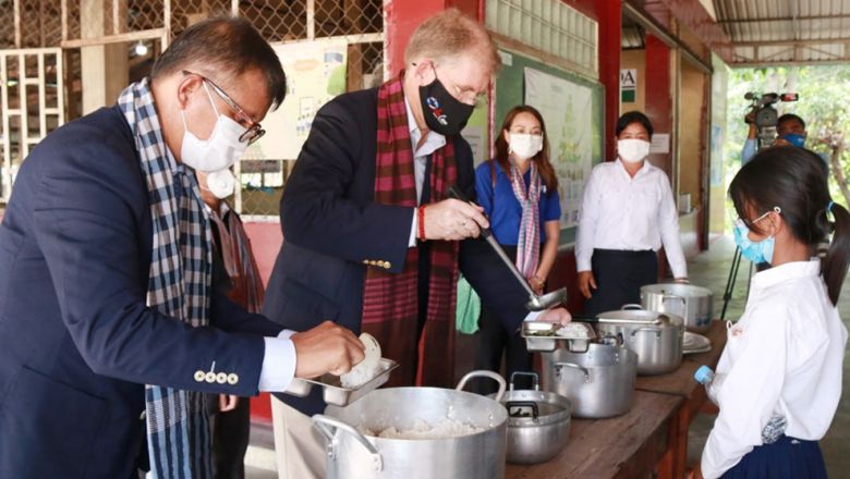 ក្រសួង​អប់រំ ស្ថានទូត​អាមេរិក​ និង​ WFP ​រួមគ្នា​ពង្រីក​ការផ្ដល់​អាហារ​តាម​សាលា