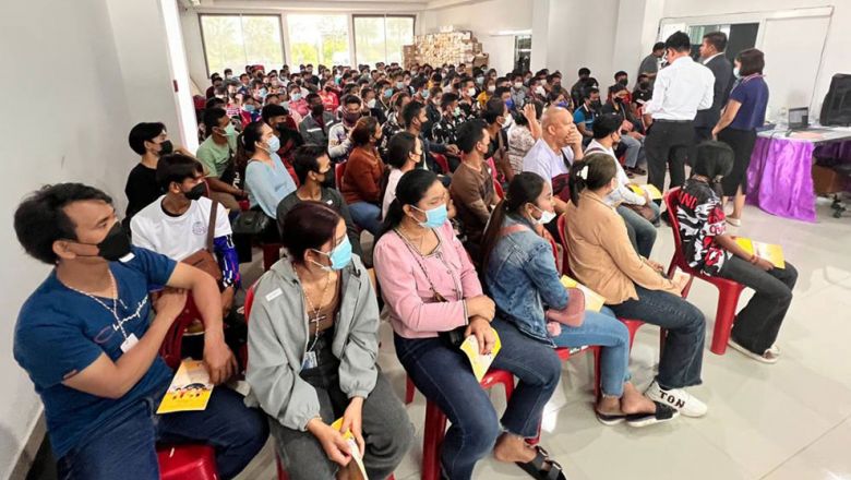 អនុ​ព​ន្ធកា​រងា​រ​​​ប្រ​ចាំស្ថា​​ន​ទូ​ត​ក​ម្ពុ​ជា នា​ទី​ក្រុង​បា​ង​ក​ក​ ​សា​ទរ​ចំ​ពោះ​កា​រ​បង្កើ​ត​​អគ្គ​កុ​ងស៊ុ​ល​ខ្មែ​រនៅ​ប៉ែ​ក​ខាង​ត្បូ​ងប្រ​ទេ​ស​ថៃ