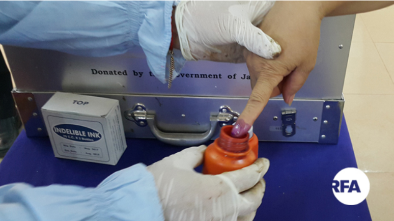 អ្នក​ឃ្លាំមើល​ភ្ញាក់ផ្អើល​ចំពោះ​សារ​ព្រមាន​អ្នក​មិន​ទៅ​បោះឆ្នោត​ប្រើ​ទឹក​ថ្នាំ​ខ្មៅ​ជ្រលក់​ម្រាមដៃ