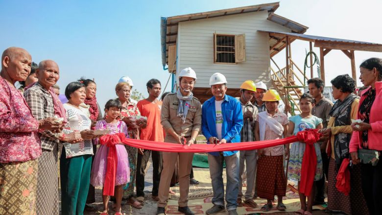 អាជ្ញាធរ​ប្រគល់​ផ្ទះ​ទើប​សាង​សង់​ថ្មី ២ ខ្នង ជូន​ពលរដ្ឋ​ក្រីក្រ​នៅ​ស្រុក​បន្ទាយស្រី