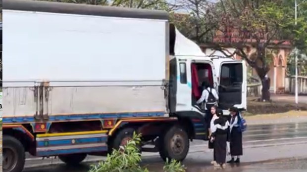 សិស្ស​វិទ្យាល័យ​មួយ​នៅ​ខេត្ត​ព្រះសីហនុ​មួយ​ចំនួន​សុំ​ឡាន​ដឹកទំនិញ​ធំៗ ជិះ​ទៅ​មក​សាលារៀន