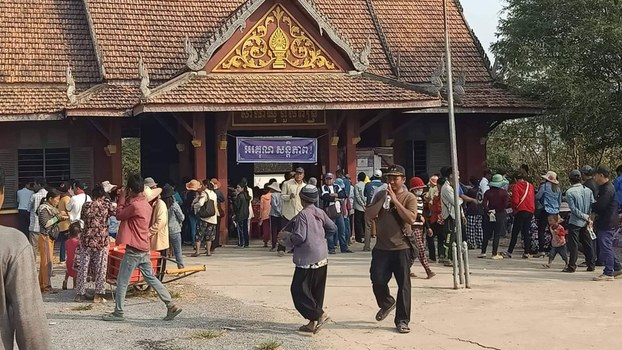 ពលរដ្ឋ​​មាន​ទំនាស់​ដី​ធ្លី​នៅ​ខេត្ត​បន្ទាយមានជ័យ​​ជាង​ ១០០​នាក់​ តវ៉ា​​​មុខ​សាលា​ឃុំ​ទួលពង្រ ឱ្យ​អាជ្ញាធរ​​ជួយ​ដោះស្រាយ​