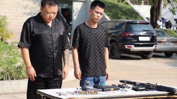 អាវុធហត្ថ​ខេត្ត​បន្ទាយមានជ័យ​បញ្ជូន​ចិន ២​នាក់​ទៅ​តុលាការ​ពាក់ព័ន្ធ​ការ​កាន់កាប់​អាវុធ​ខុសច្បាប់