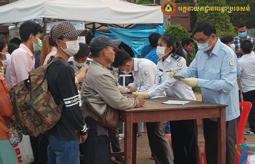 អាជ្ញាធរ​ថា​បុគ្គលិក​ពេទ្យ​៣​នាក់​ឆ្លង​រីរុស​កូវីដ-១៩ “ដែលតា” ក្រោយ​ពិនិត្យ​ពលករ​ត្រឡប់​ពី​ថៃ